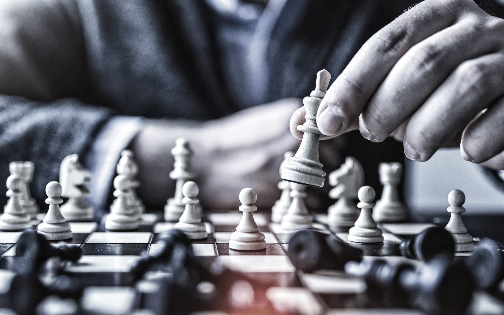 een hand die schaakt