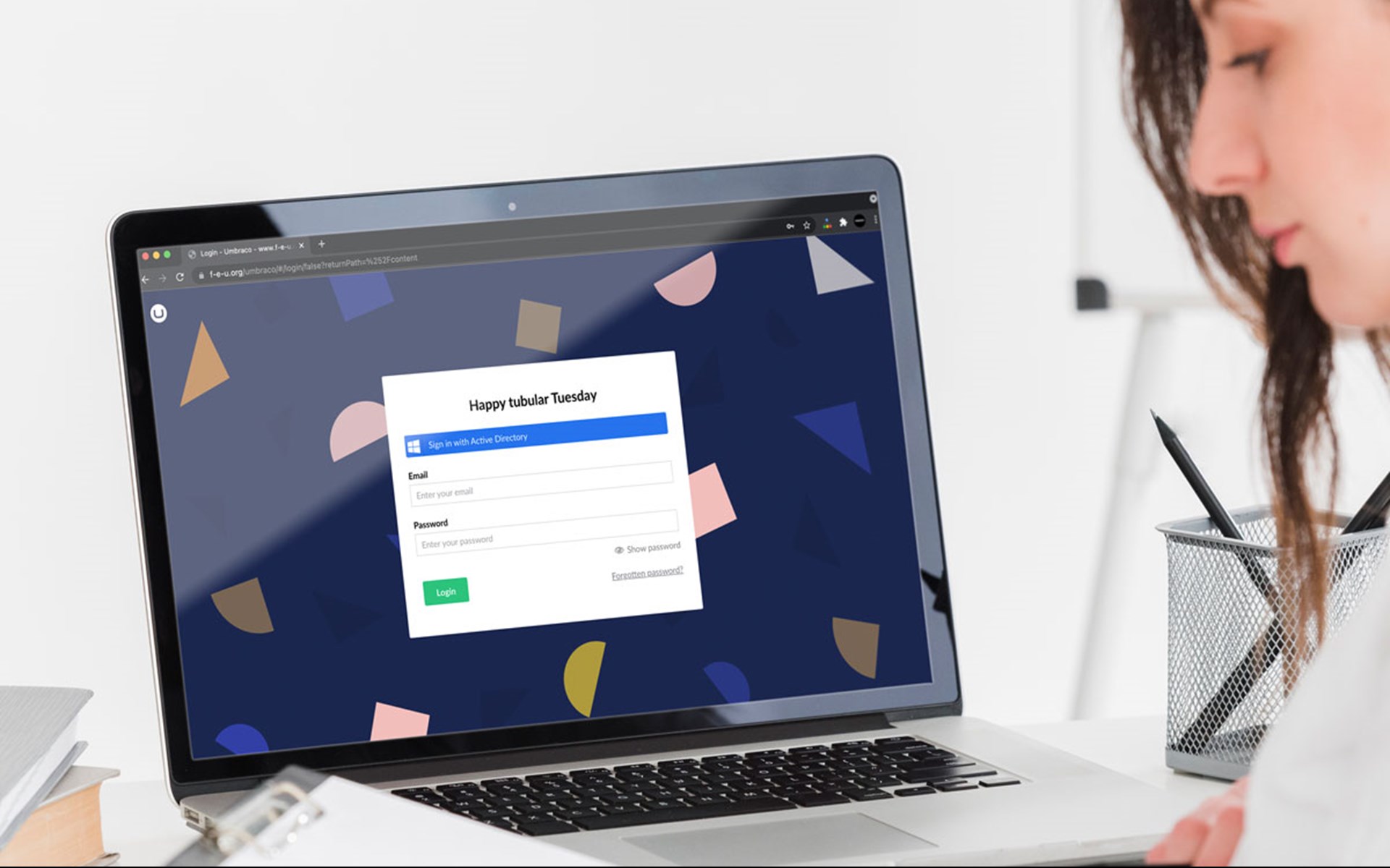 een persoon die een laptop bekijkt