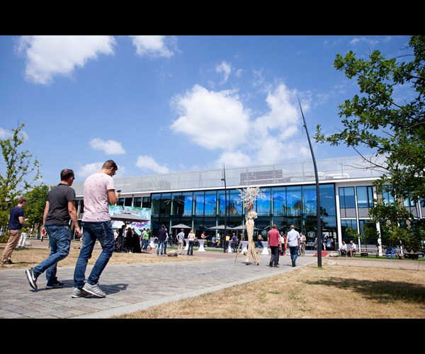 een groep mensen die buiten een gebouw lopen