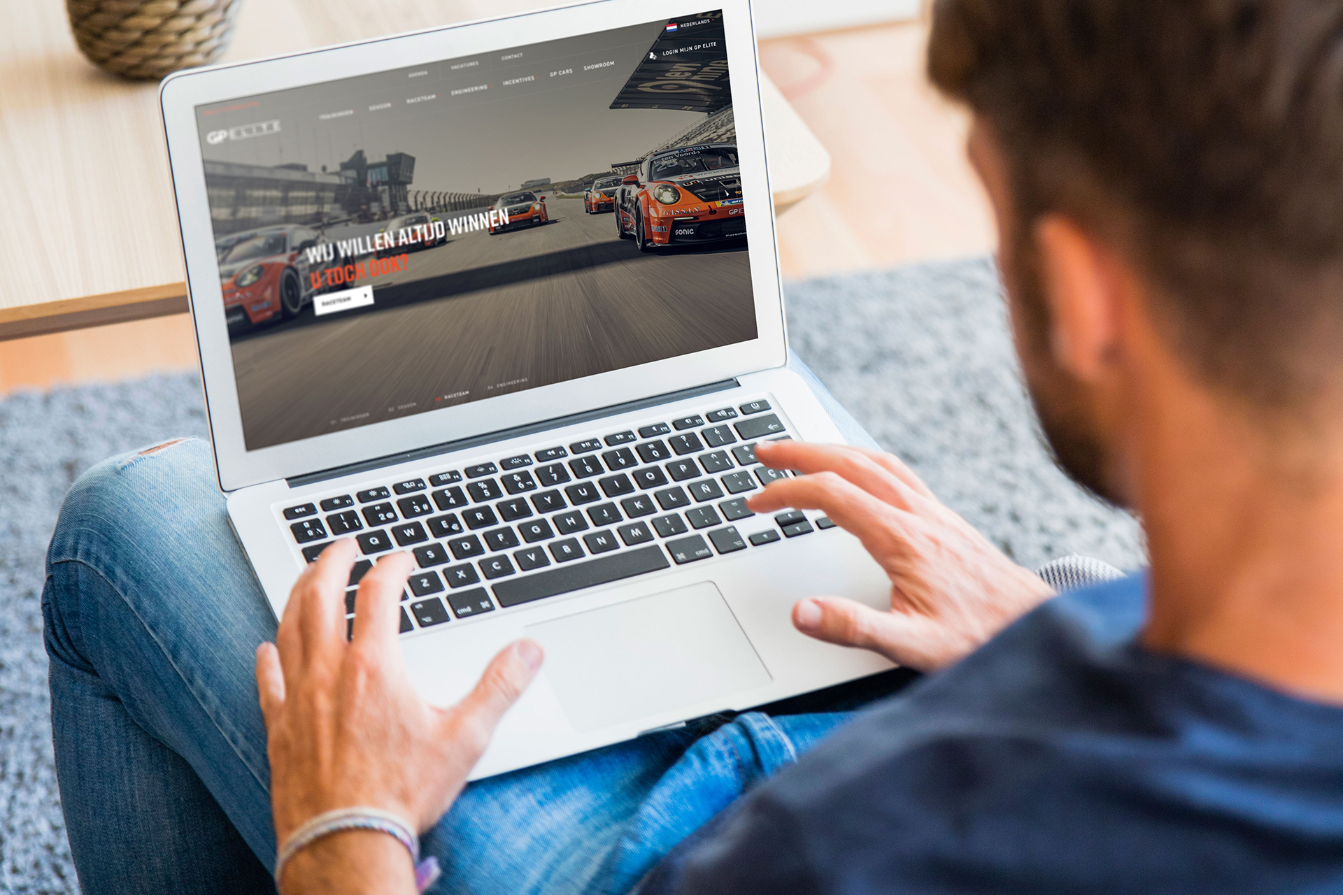 een man die een laptop gebruikt