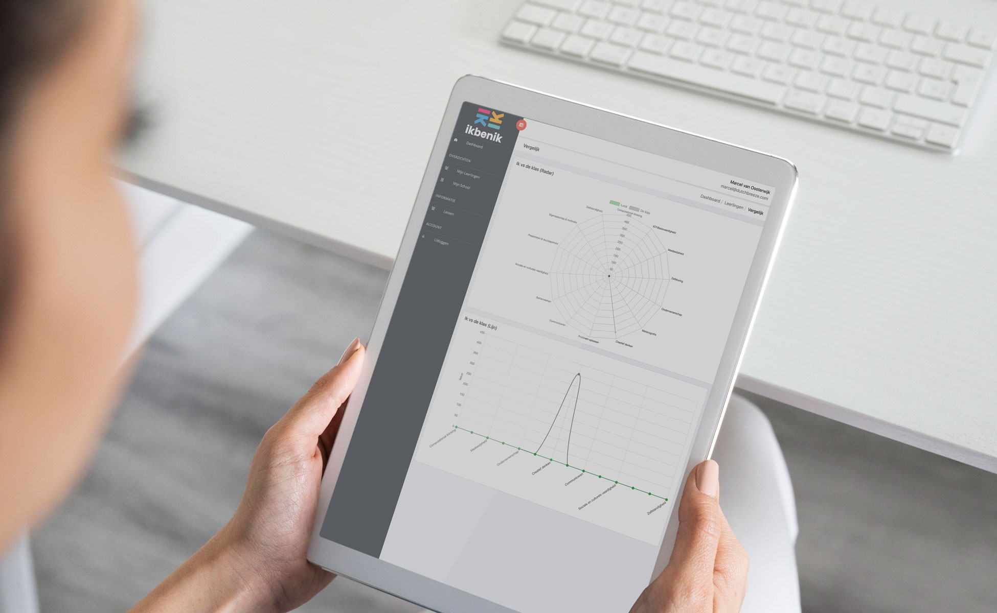 een persoon die een tablet vasthoudt