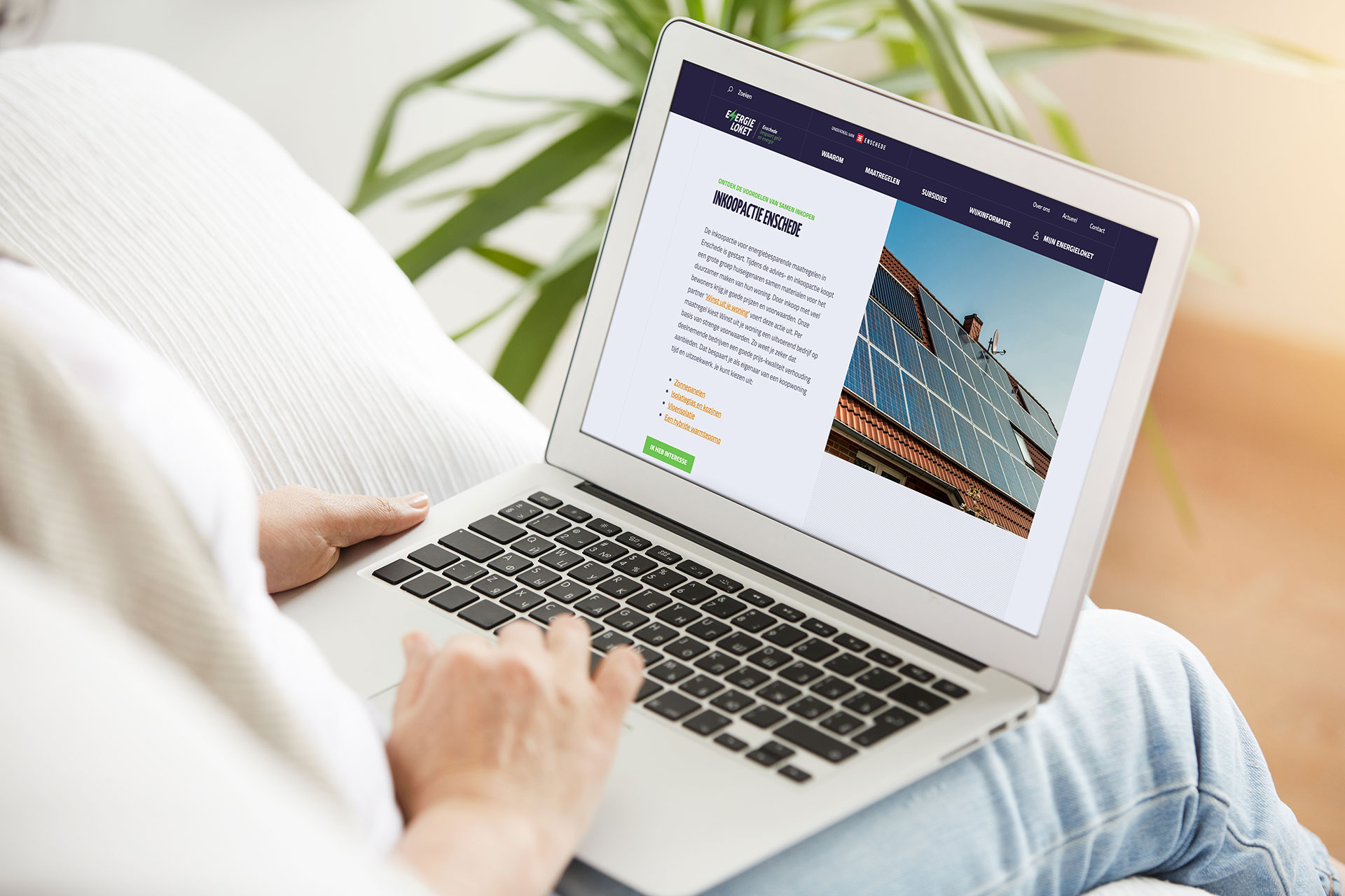 een persoon die een laptop gebruikt