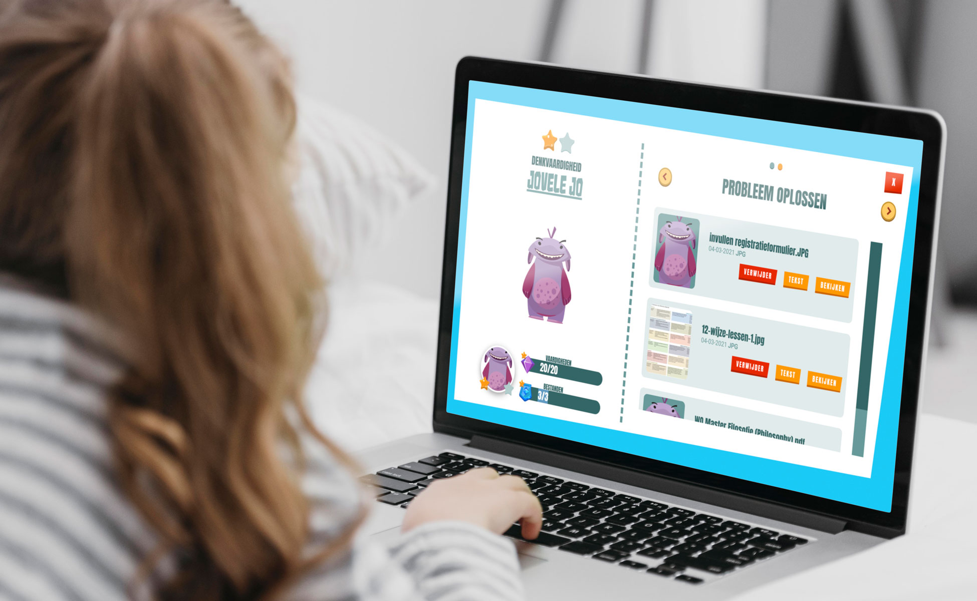 een vrouw die laptop met behulp van