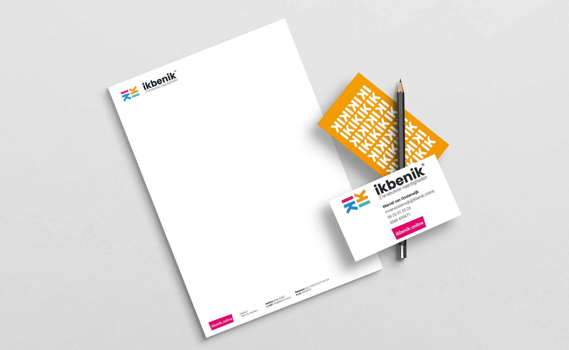 een witte envelop met een geel logo