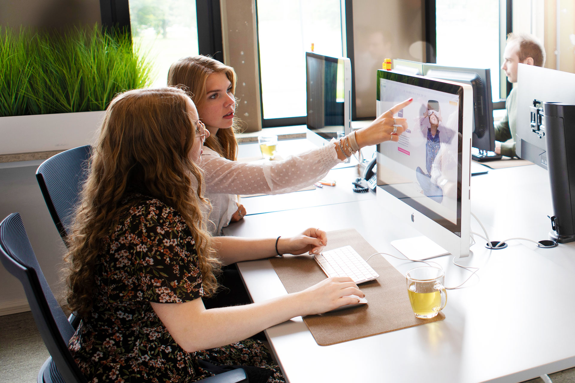 een paar vrouwen die bij een lijst zitten