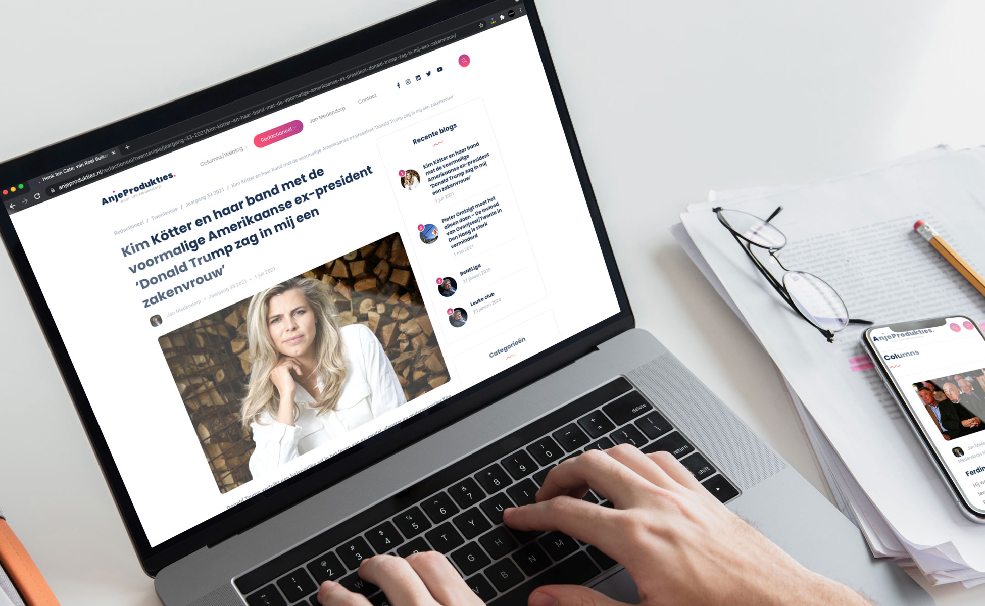 Kim Kötter met een laptop