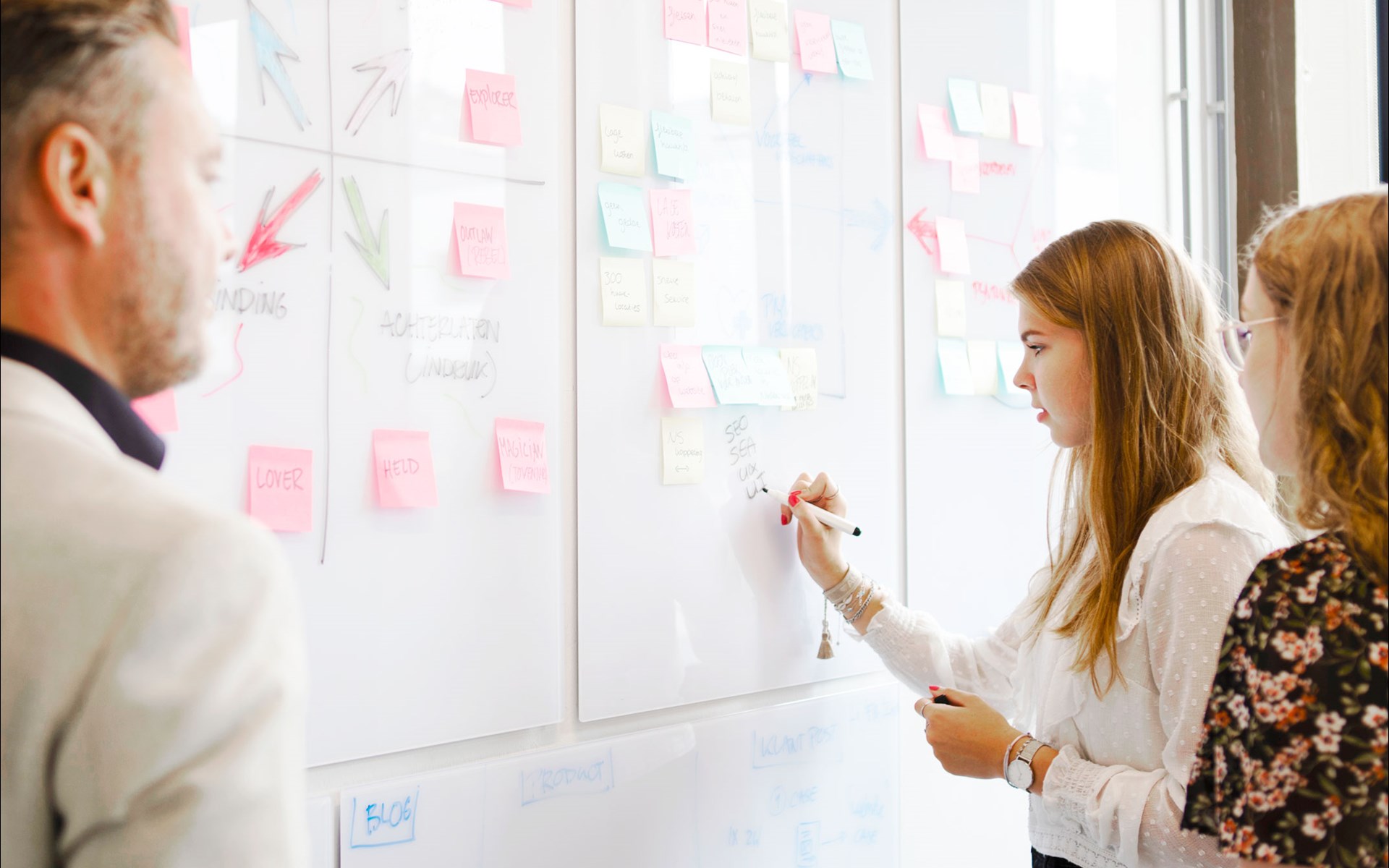 een man die een vrouw iets op een whiteboard toont