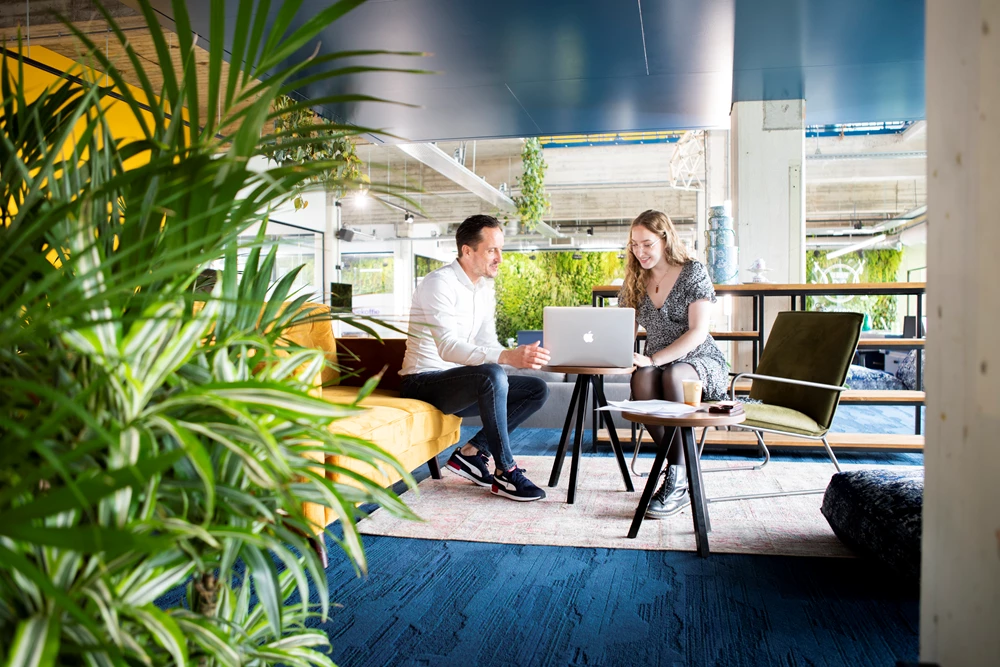 Overleg met een klant in de lounge