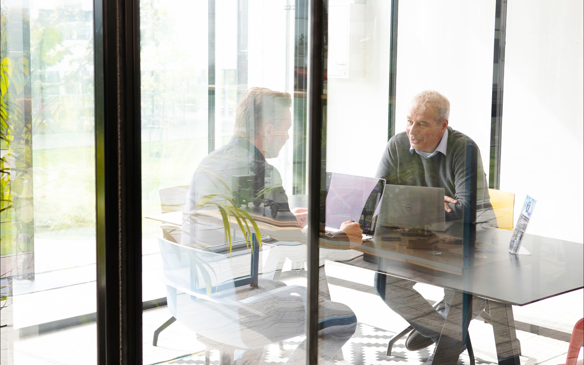 een man en een vrouw die bij een lijst werken