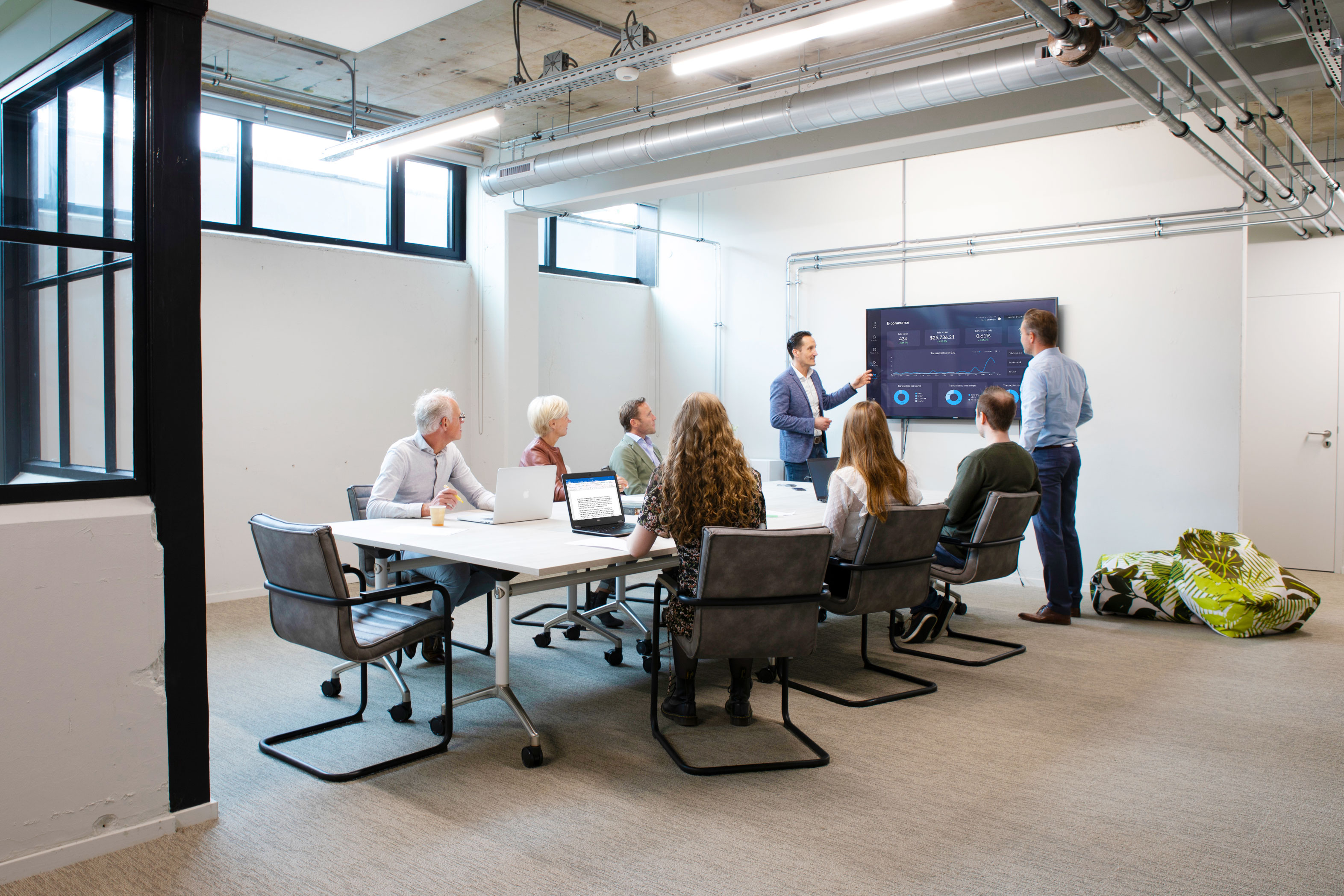 een groep mensen in een vergadering