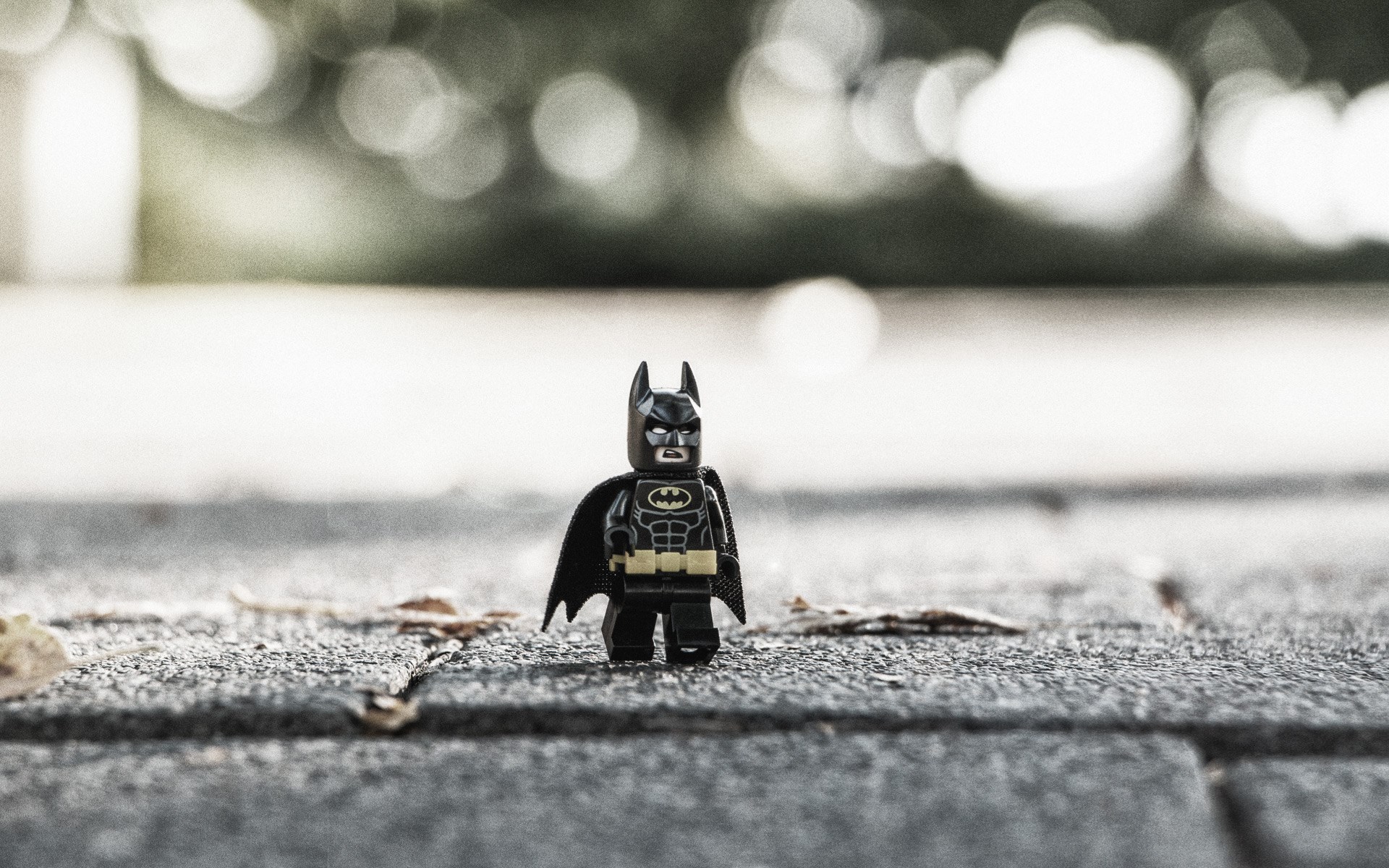 een speelgoed cijfer op een strand